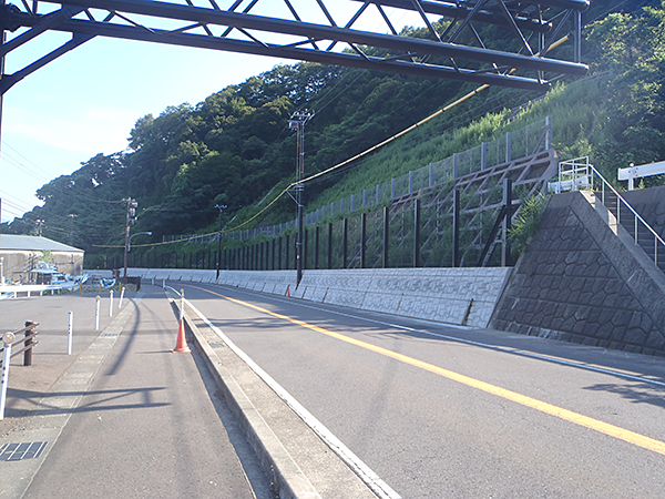 写真1　福井県敦賀市二村・櫛川地内にて、ロックフェンス環境対策仕様（タフコーティッド仕様）を設置しました。