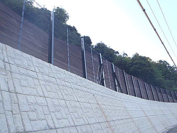 写真2　福井県敦賀市二村・櫛川地内にて、ロックフェンス環境対策仕様（タフコーティッド仕様）を設置しました。