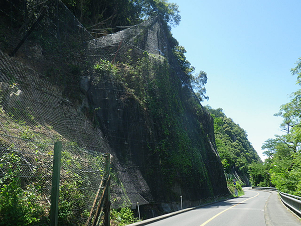 写真2　岐阜県岐阜土木事務所発注、岐阜市水風呂地内でカーテンネットライト　CNL-3.2タフコーティッド仕様を設置しました。